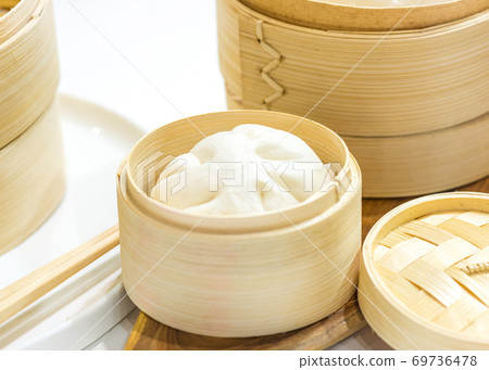Chinese dumpling steamed buns, Steamed bun served in wooden basket Chinese dumpling steamed buns, Steamed bun served in wooden basket 69736478