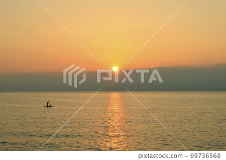 日落地平線和SUP 69736568