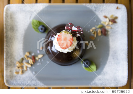 Dessert plate chocolate cake 69736633