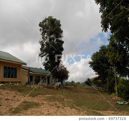 菲律賓棉蘭老島上一所小學的風景 菲律賓棉蘭老島上一所小學的風景 69737328