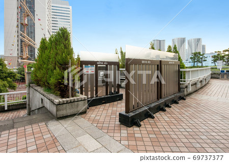 Outdoor smoking area at Takeshiba Pier Park Outdoor smoking area at Takeshiba Pier Park 69737377