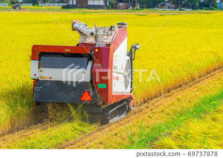 Harvesting rice with a combine harvester [Nagano Prefecture] 69737878