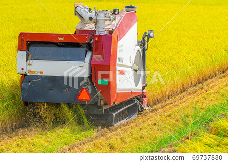 Harvesting rice with a combine harvester [Nagano Prefecture] 69737880