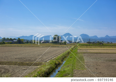 Usa plains and mountains 69739146