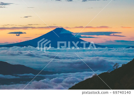 從八岳看到的旭日包圍的富士山 69740140