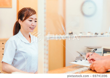 Reception partition and medical staff Reception partition and medical staff 69741896
