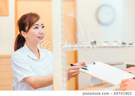 Reception partition and medical staff 69741902