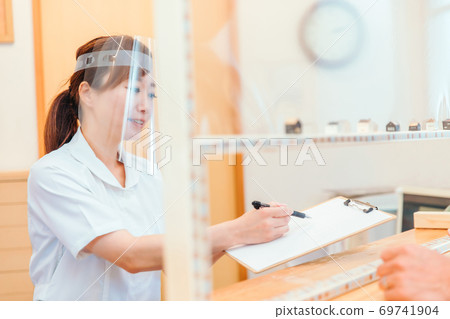 接待區和醫護人員 接待區和醫護人員 69741904
