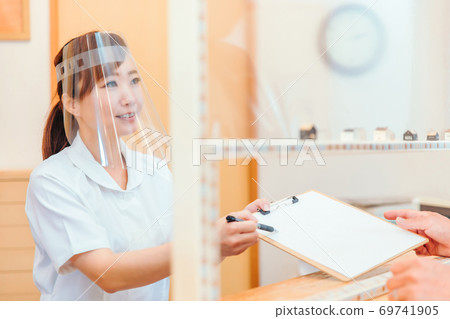 接待隔斷和亞洲醫務人員 接待隔斷和亞洲醫務人員 69741905
