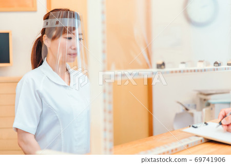 接待區和醫護人員 接待區和醫護人員 69741906