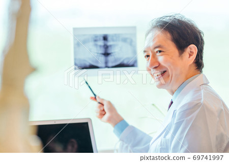 X-ray and doctor 69741997