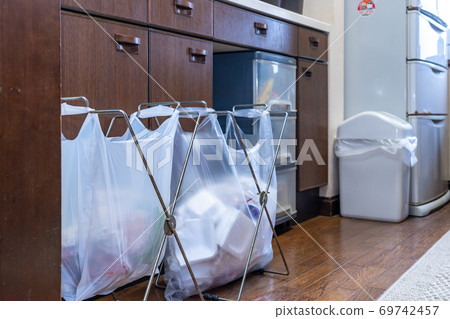 [Household waste] Plastic bags purchased due to the abolition of plastic shopping bags in supermarkets, for separating food waste and plastic waste, not as an environmental pollution countermeasure 69742457
