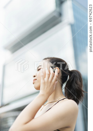 Japanese and black mixed women listening to music 69742623