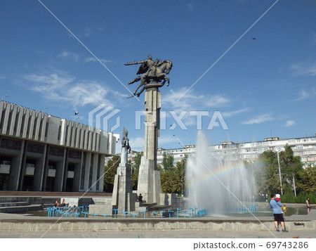 國家博物館比什凱克/吉爾吉斯斯坦前的瑪納斯廣場 69743286