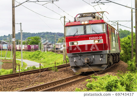 宮城縣大河原町，彎道上行駛的貨運列車 69743437