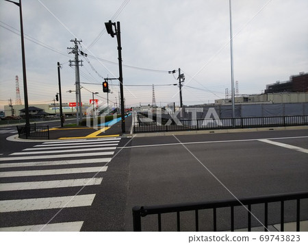 人行橫道以外的新人行道和自行車道，右側的商業設施建築工地 69743823