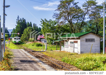 秋季忠見線會津中川站和火車福島縣金山町 秋季忠見線會津中川站和火車福島縣金山町 69745187