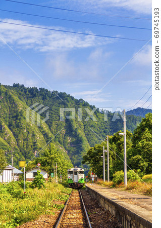 秋季忠見線會津中川站和火車福島縣金山町 秋季忠見線會津中川站和火車福島縣金山町 69745193