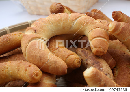 Fresh bread rolls 69745386