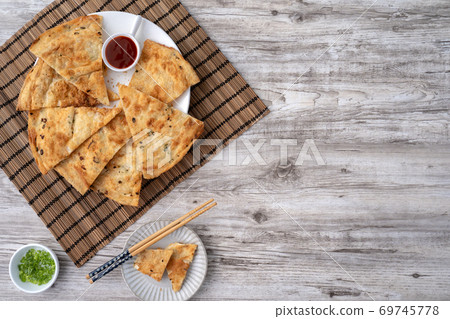 蔥油餅 台灣 小吃 scallion pancake Taiwan snack 揚げ 焼き葱入り餅 69745778