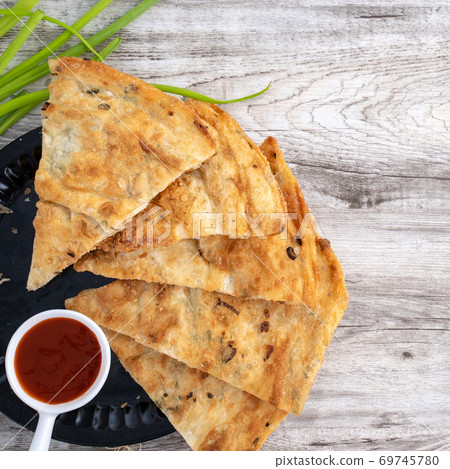 Scallion pancake Taiwan snack scallion pancake Taiwan snack 扬げ 焼き葱入り饼 69745780