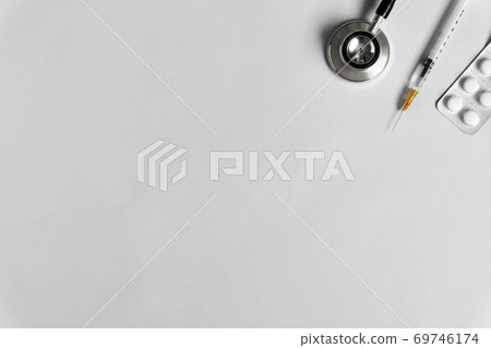 醫學背景材料和副本空間。聽力裝置，注射裝置和藥物 69746174