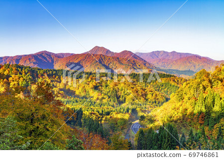 宮城縣栗原市秋葉季節的398號線湯濱Route口風景 69746861