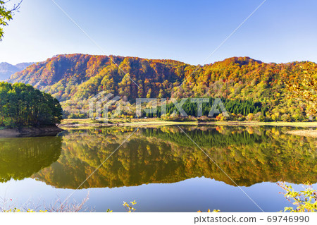 Ketakura and water mirrors during the fall foliage season, Yuzawa City, Akita Prefecture Ketakura and water mirrors during the fall foliage season, Yuzawa City, Akita Prefecture 69746990