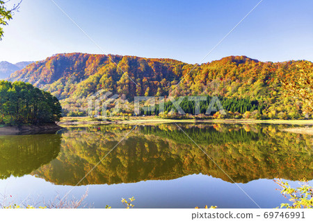 Ketakura and water mirrors during the fall foliage season, Yuzawa City, Akita Prefecture Ketakura and water mirrors during the fall foliage season, Yuzawa City, Akita Prefecture 69746991