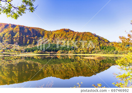Ketakura and water mirrors during the fall foliage season, Yuzawa City, Akita Prefecture Ketakura and water mirrors during the fall foliage season, Yuzawa City, Akita Prefecture 69746992
