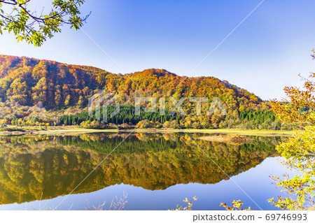 Ketakura and water mirrors during the fall foliage season, Yuzawa City, Akita Prefecture 69746993