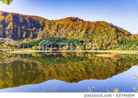Ketakura and water mirrors during the fall foliage season, Yuzawa City, Akita Prefecture Ketakura and water mirrors during the fall foliage season, Yuzawa City, Akita Prefecture 69746994