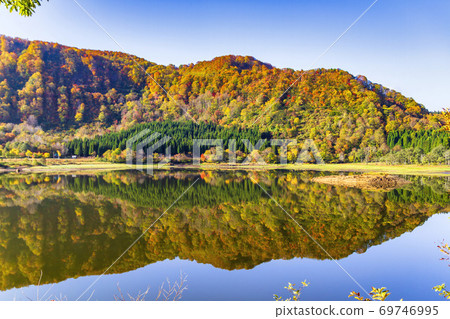 Ketakura and water mirrors during the fall foliage season, Yuzawa City, Akita Prefecture Ketakura and water mirrors during the fall foliage season, Yuzawa City, Akita Prefecture 69746995