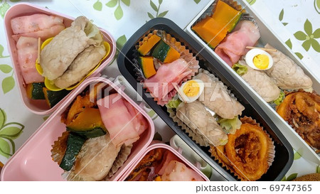 Making a lunch box 69747365