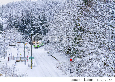 福島縣柳水町白雪谷谷站和忠見線列車 69747462