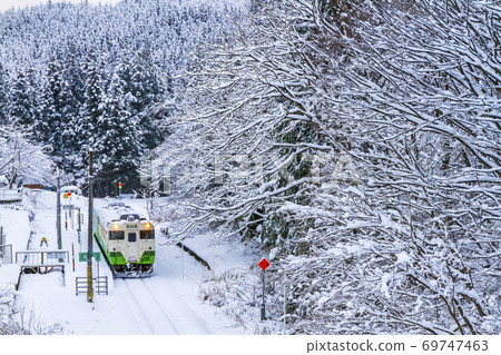 福島縣柳水町白雪谷谷站和忠見線列車 69747463
