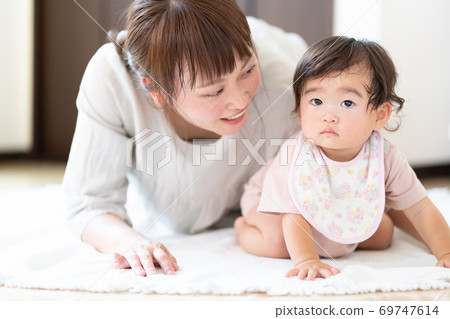 一位母親抱著一個嬰兒是 一位母親抱著一個嬰兒是 69747614