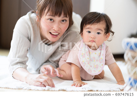 一位母親抱著一個嬰兒是 一位母親抱著一個嬰兒是 69747615