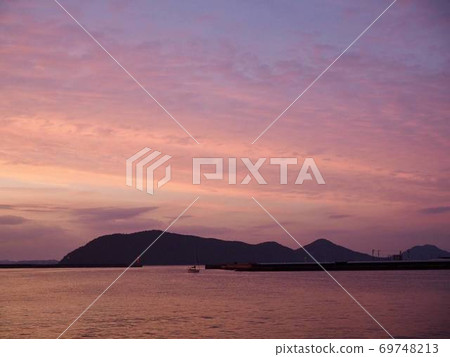 At dusk in the Seto Inland Sea [Takamatsu City, Kagawa Prefecture] 69748213