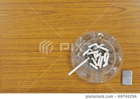 失火（火）和吸煙的形象 69748294