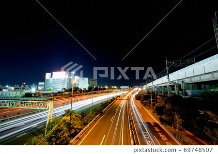 東京都高速公路海灣線夜景上的海邊大橋的光跡 東京都高速公路海灣線夜景上的海邊大橋的光跡 69748507