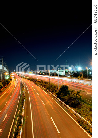 東京都高速公路海灣線夜景上的海邊大橋的光跡 69748510