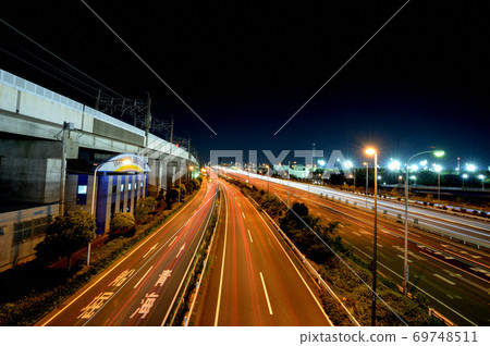 東京都高速公路海灣線夜景上的海邊大橋的光跡 69748511