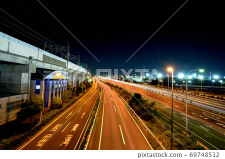 東京都高速公路海灣線夜景上的海邊大橋的光跡 69748512