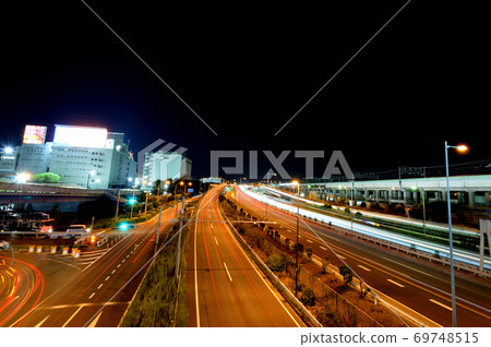 Light trace from the seaside bridge on the Metropolitan Expressway Bayshore Line Night view Light trace from the seaside bridge on the Metropolitan Expressway Bayshore Line Night view 69748515