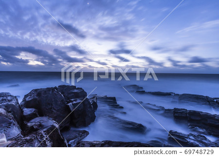 多雲的朝日（長崎縣築馬市） 69748729