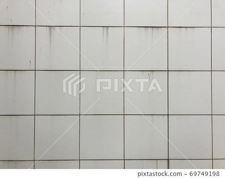 暴露在風雨中時感覺到季節的瓷磚牆 69749198