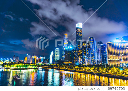 在中國廣州的建築物的夜景 在中國廣州的建築物的夜景 69749703