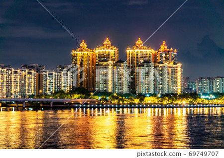 在中國廣州的建築物的夜景 69749707