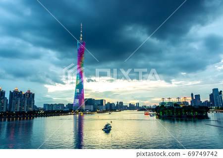 中國廣州市廣州塔的夜景 中國廣州市廣州塔的夜景 69749742